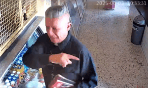 Falso sacerdote pide dinero a comerciantes para bendecirlos 