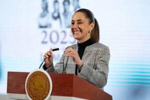 Claudia Sheinbaum decretos maestros 8
