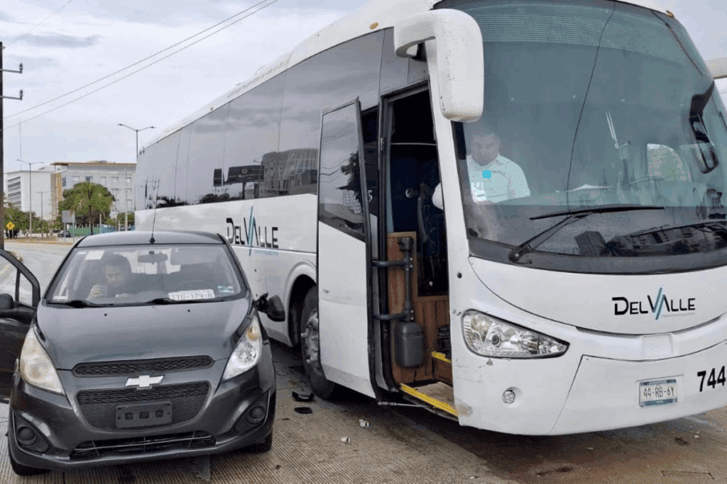 Accidentes viales paralizan el tráfico en Cancún
