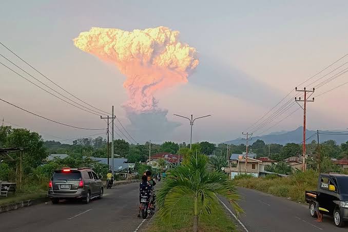 Erupción volcán en Indonesia