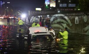 (VIDEO) Intensas lluvias en CDMX, dejan autos bajo el agua en Viaducto Río de la Piedad