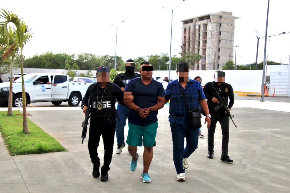 Detienen a ex policía de Isla Mujeres por extorsión a negocios