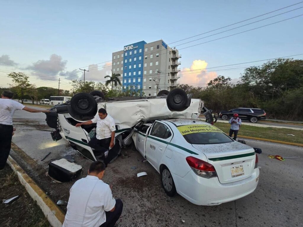 Accidente en avenida Tulum de Cancún, deja al menos 3 muertos y una decena de heridos