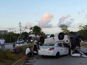 Accidente en avenida Tulum de Cancún, deja al menos 3 muertos y una decena de heridos