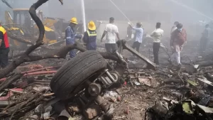Avión de Air India con 242 pasajeros se estrella en residencia estudiantil