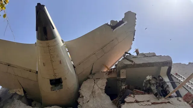 Avión de Air India con 242 pasajeros se estrella en residencia estudiantil
