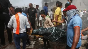 Avión de Air India con 242 pasajeros se estrella en residencia estudiantil