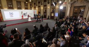 ¡Feliz cumpleaños Presidenta! Claudia Sheinbaum cumple 63; reporteros le llevan flores y regalos