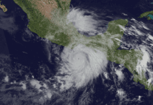 Inundaciones mortales y olas destructivas con la llegada del huracán Erik 