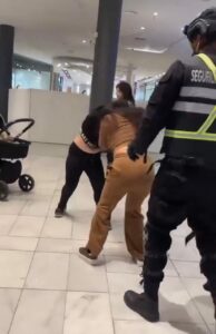 Mujer suelta a su bebé para agarrarse a golpes en una plaza comercial 