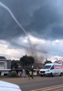 Culebra de agua causa destrozos en Michoacán