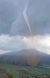 Culebra de agua causa destrozos en Michoacán