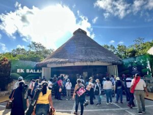 Maestros de la CNTE protestan en Chichen Itzá 