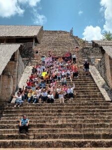 Maestros de la CNTE protestan en Chichen Itzá 