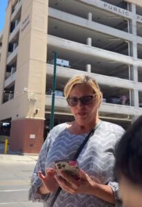 Vendedora de flores en Texas es amenazada con ser deportada 