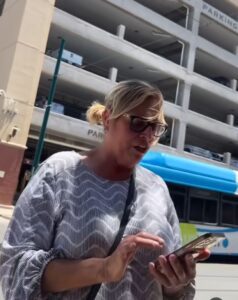 Vendedora de flores en Texas es amenazada con ser deportada 