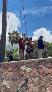 Turista queda colgado en una palmera en Nayarit y se vuelve viral 