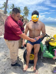 Turista queda colgado en una palmera en Nayarit y se vuelve viral 
