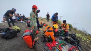 Turista muere al caer a un volcán activo en Indonesia 