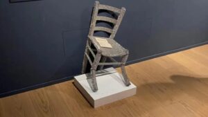 Turista destruye silla de Van Gogh valorada en 250 mil euros en un museo