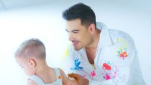 Carlos Rivera presume a su hijo León en su nuevo video
