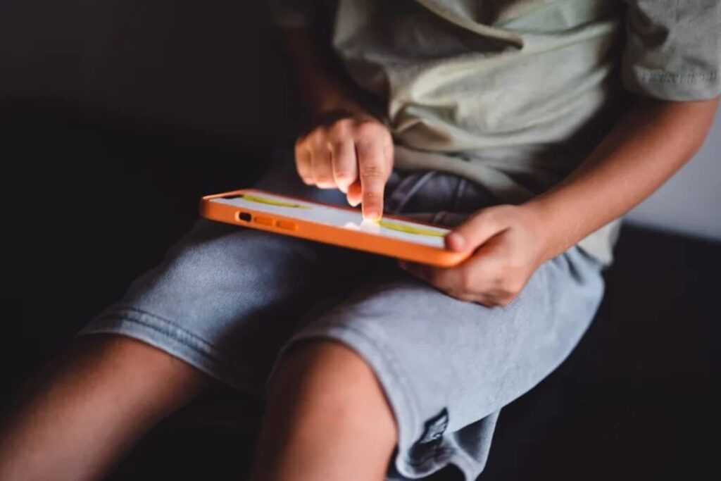 Pantallas y mal comportamiento infantil: Lo que dice la ciencia sobre esta preocupante relación