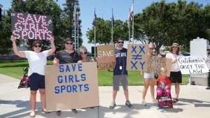 Atleta trans gana dos oros tras desafiar a Trump