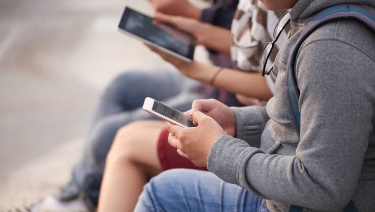 Adolescente acaba en urgencias tras sufrir abstinencia por dejar el celular: caso alarma a expertos
