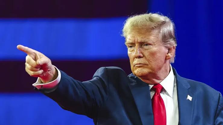 Pide Trump delatar indeseables, al estilo Alemania nazi