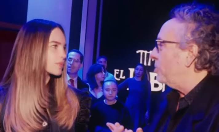 Tim Burton sorprende a Belinda con autógrafo macabro durante su exposición en CDMX