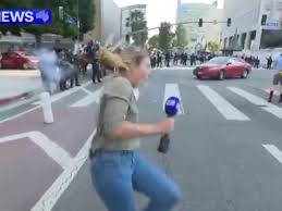Disparan a reportera australiana durante protestas en Los Ángeles
