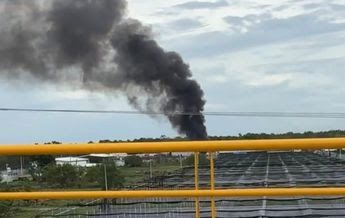 Explosión de pipa provoca fuerte incendio en campamento del Tren Maya en Quintana Roo
