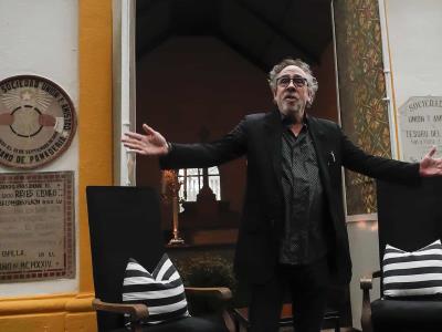 El Panteón de Dolores abre sus puertas a los fans por primera vez con la visita de Tim Burton