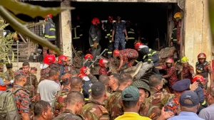 Avión se estrella en escuela llena de alumnos en Bangladesh