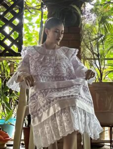 Estudiante oaxaqueña usa huipil y huaraches en su graduacion de bachillerato 