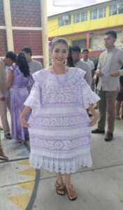Estudiante oaxaqueña usa huipil y huaraches en su graduacion de bachillerato 