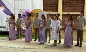 Estudiante oaxaqueña usa huipil y huaraches en su graduacion de bachillerato 