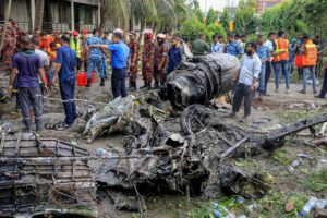 Avión se estrella en escuela llena de alumnos en Bangladesh