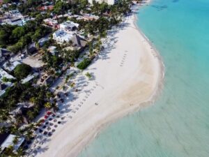 Playas de Isla Mujeres lucen limpias y libres de sargazo