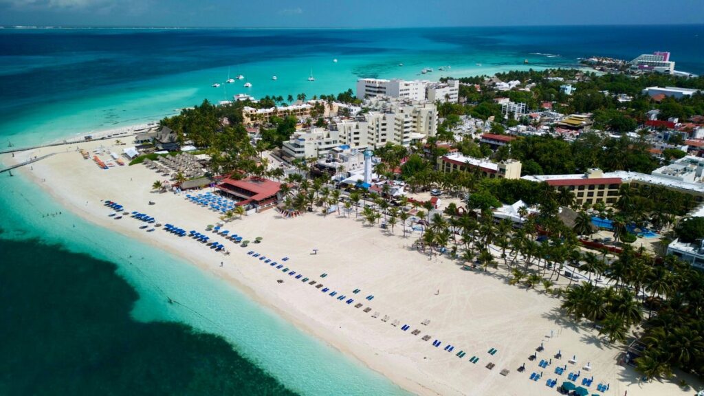 Playas de Isla Mujeres lucen limpias y libres de sargazo