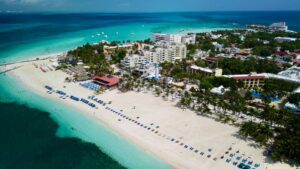 Playas de Isla Mujeres lucen limpias y libres de sargazo