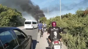 Bloquean con fuego entradas de Tulum y Mahahual tras desalojos 