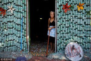 Abuelita de 80 años construye su casa con botellas de plástico