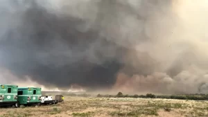Tornado de Fuego es captado  destrozando todo con sus llamas 