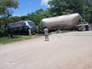 Tren Interoceánico choca contra tráiler en Tabasco