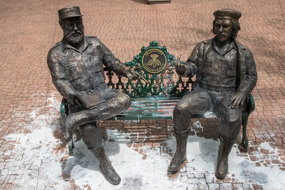 Quitan estatuas de Fidel Castro y el Che Guevara y cubanos se indignan