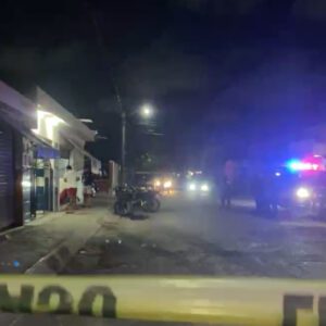 Ataque a balazos en barbería de Cancún, deja a un adolescente sin vida