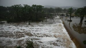 Inundaciones en Texas dejan más de 80 muertos y decenas de desaparecidos