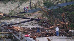 Aumenta a 108 los fallecidos por inundaciones en Texas