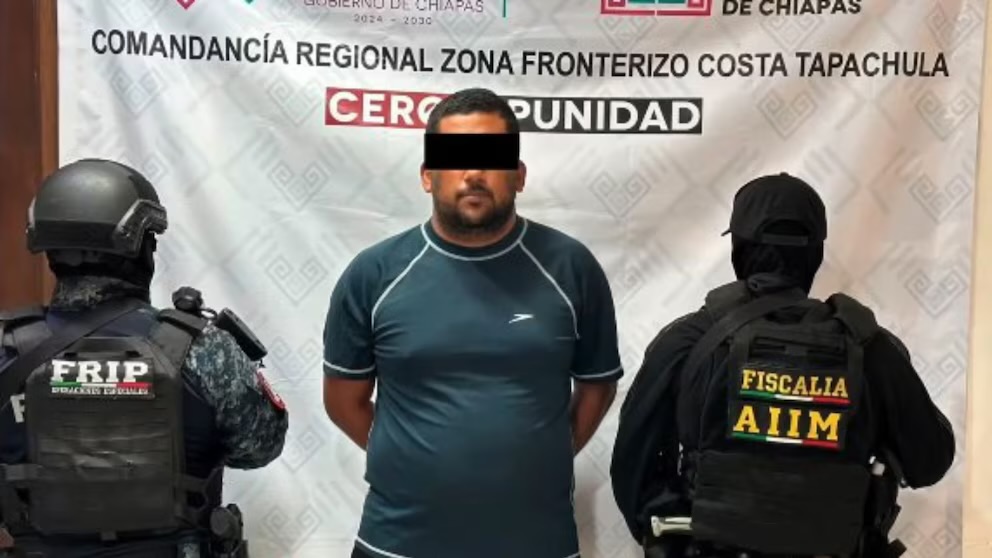 Maestro denunciado por acoso durante ceremonia escolar es detenido en Chiapas